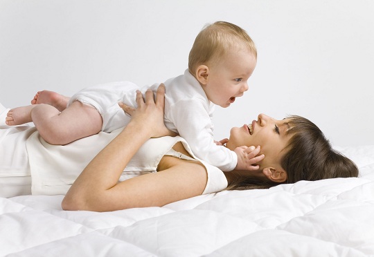 宝宝突然厌奶期怎么办,宝宝突然特别恋奶怎么办