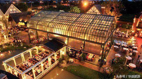 在泰国吃饭,临走时服务员竟然塞给我们一只套套?!