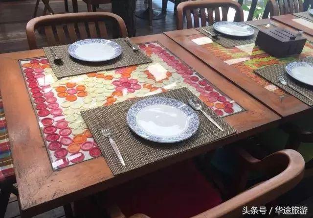 在泰国吃饭,临走时服务员竟然塞给我们一只套套?!