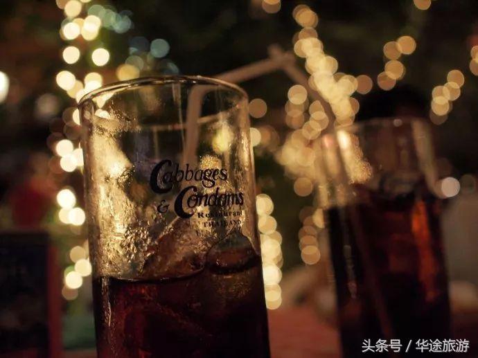 在泰国吃饭,临走时服务员竟然塞给我们一只套套?!