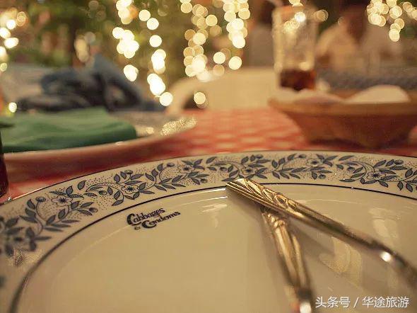 在泰国吃饭,临走时服务员竟然塞给我们一只套套?!