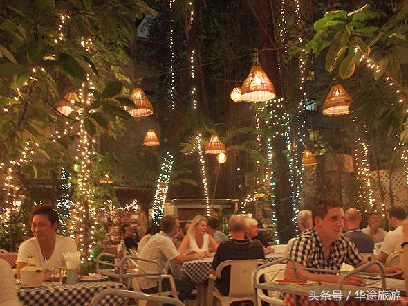 在泰国吃饭,临走时服务员竟然塞给我们一只套套?!