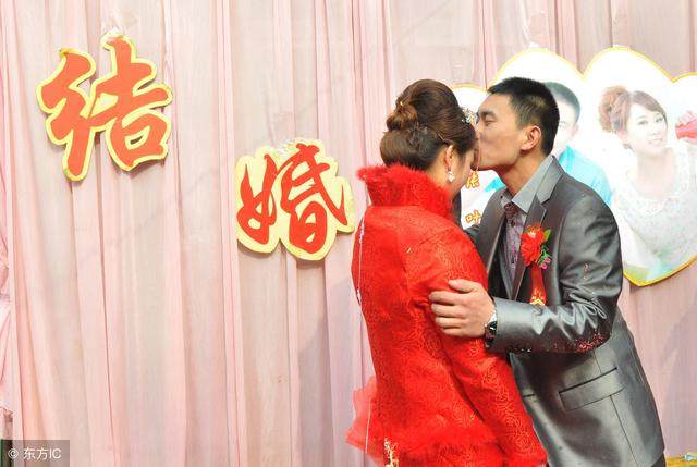 老板结婚同事随礼2000我随300,我结婚老板随礼1000我怎么回礼