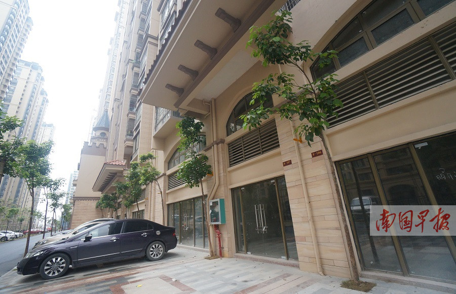 楼顶花园铺假草皮,小区绿化大面积草坪