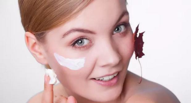 鼻子每天都能挤出白色条状物,鼻子边挤出白色条状物留下一个洞