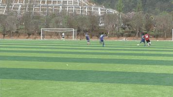 绿茵场上的警察,执勤民警百米冲刺飞奔而来