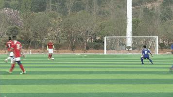 绿茵场上的警察,执勤民警百米冲刺飞奔而来