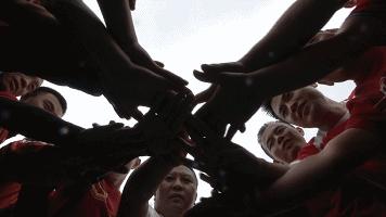 绿茵场上的警察,执勤民警百米冲刺飞奔而来