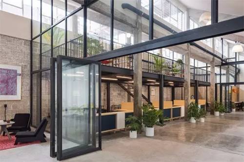 办公室装修完能搬进去吗,公司新装修的办公室让员工搬进去