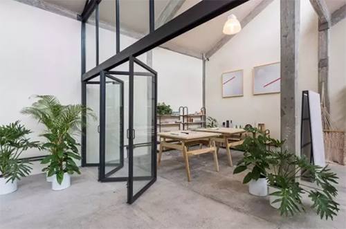 办公室装修完能搬进去吗,公司新装修的办公室让员工搬进去