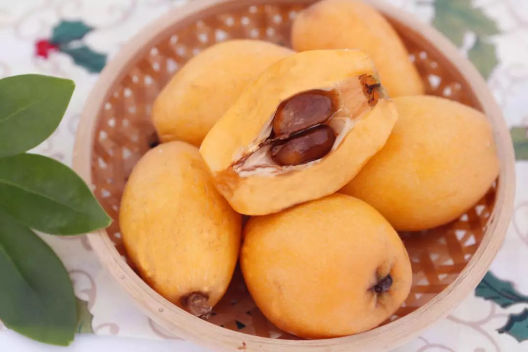 吃枇杷需要去皮吗,吃枇杷就要这样吃才过瘾呢