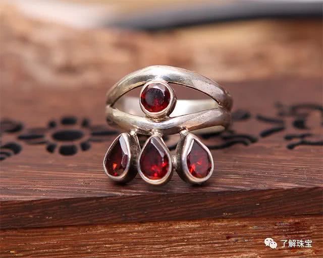 紫乌鸦石榴石怎样鉴别真假,石榴石手链鉴别真假及价格