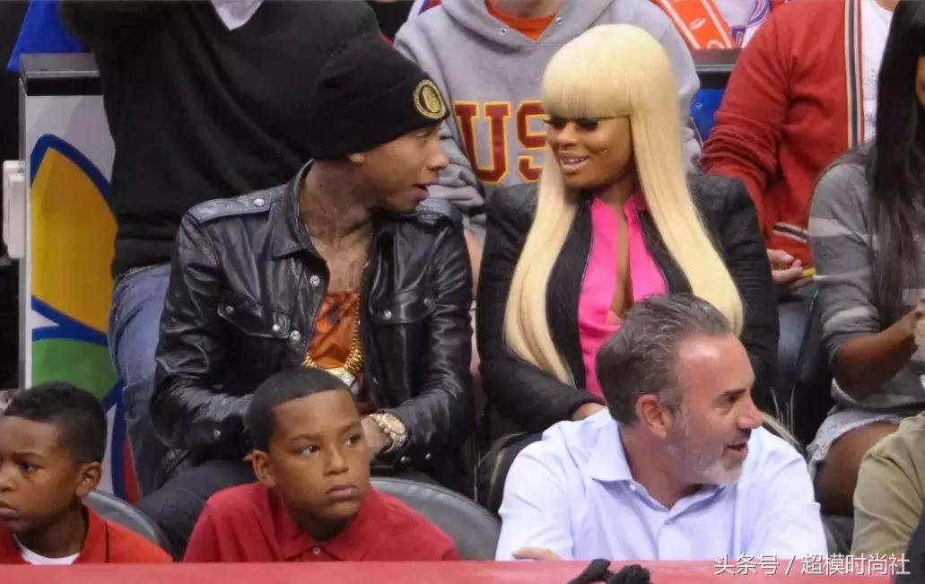 艳照全网热传!比大胸巨臀更牛逼的是她手撕卡戴珊家族的上位史