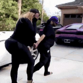 艳照全网热传!比大胸巨臀更牛逼的是她手撕卡戴珊家族的上位史