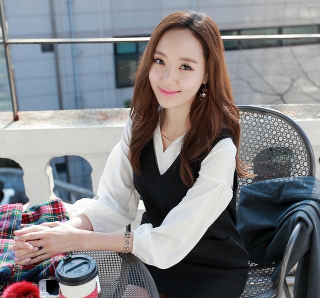 通勤优雅早春连衣裙搭配什么外套,穿衣搭配女气质连衣裙春夏两件