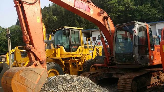 挖掘机液压油管漏油应急处理方案,液压油缸从小圆孔漏油什么毛病