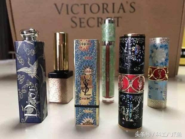 90后帅哥摆地摊,专门给口红贴膜月入过万