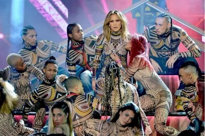 加拿大生,住伦敦,意大利成名，麦当娜找他们设计了150套衣服