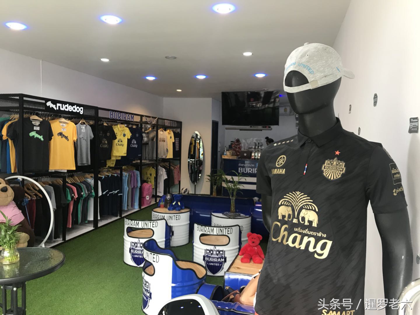 感受一下曼谷“武里南AllStar咖啡馆”，饮品便宜，足球氛围好！