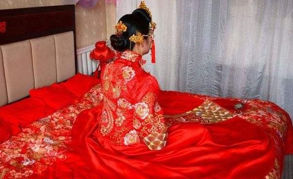 新婚夜我主动与老公房事,可他紧紧握住下身,扯开手后我疯了