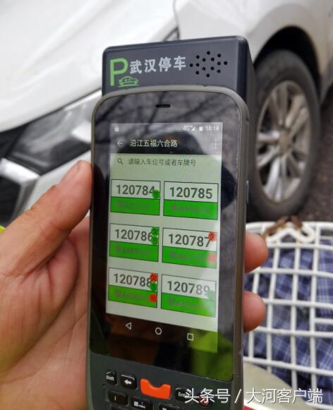 记者暗访天桥停车乱收费,郑州停车收费乱象