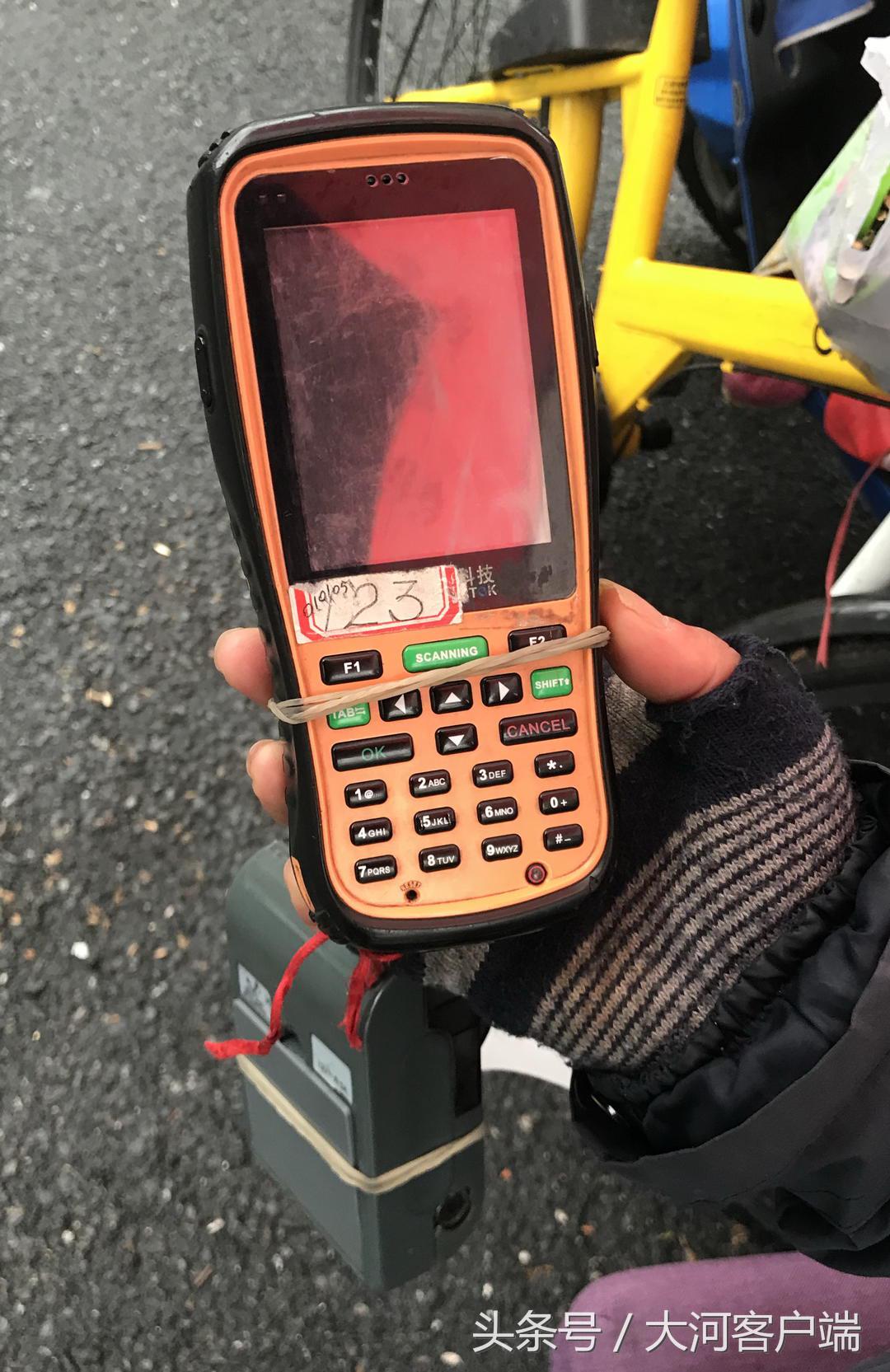 记者暗访天桥停车乱收费,郑州停车收费乱象