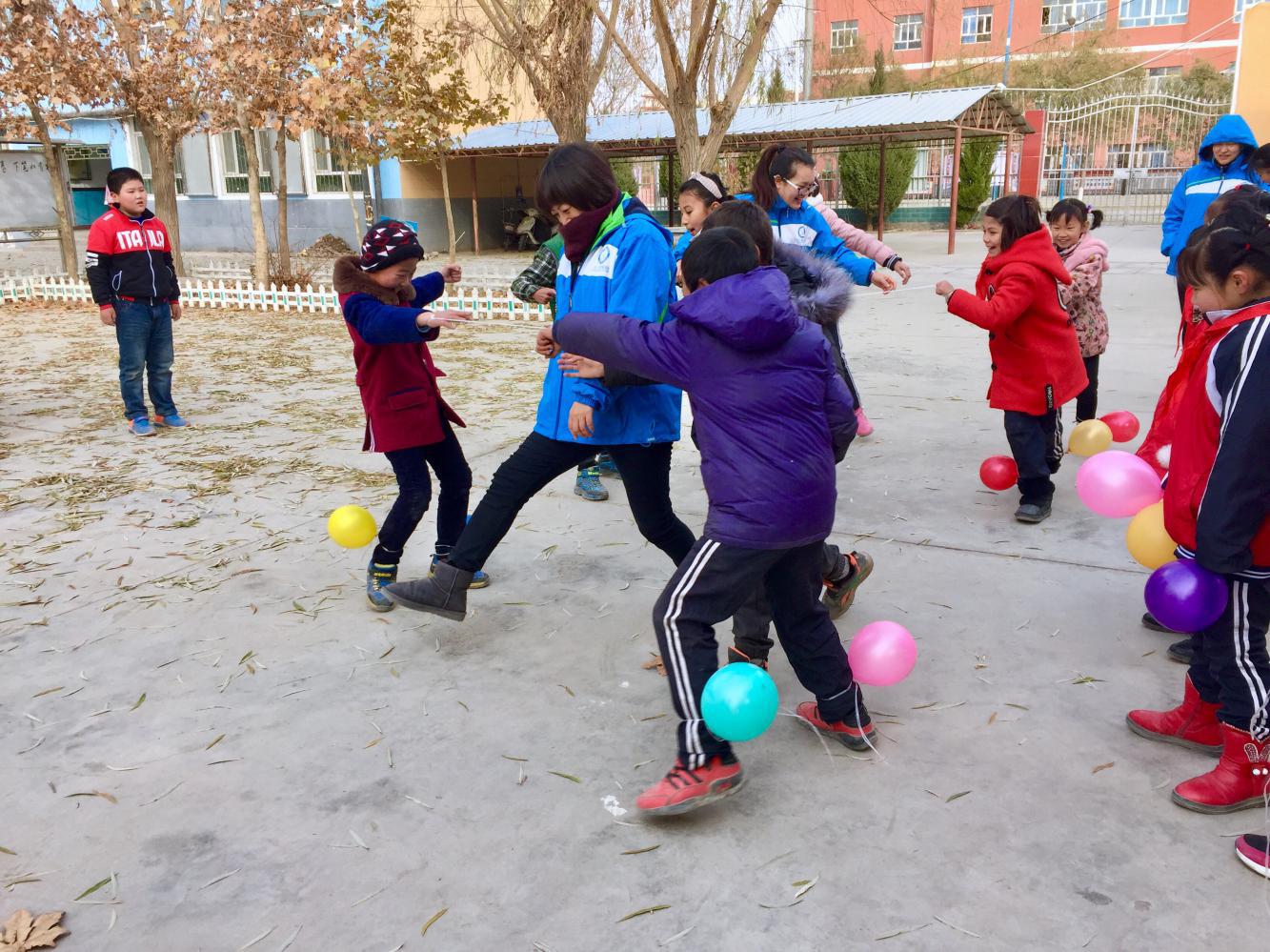 爱超越语言——北京志愿者在*疆新**的慈善活动感动人心