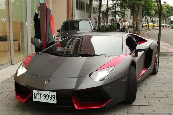 看到这款*博兰**基尼，交警都笑了，车主说花3万块买的