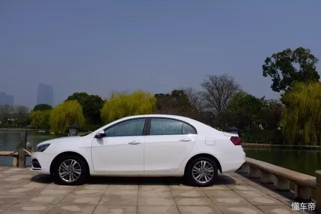 吉利帝豪ec7和715哪个好,吉利帝豪ec7油气混合版测试