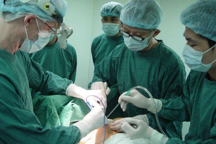 广州公立三甲整形医院割双眼皮,广州整双眼皮怎么选医生