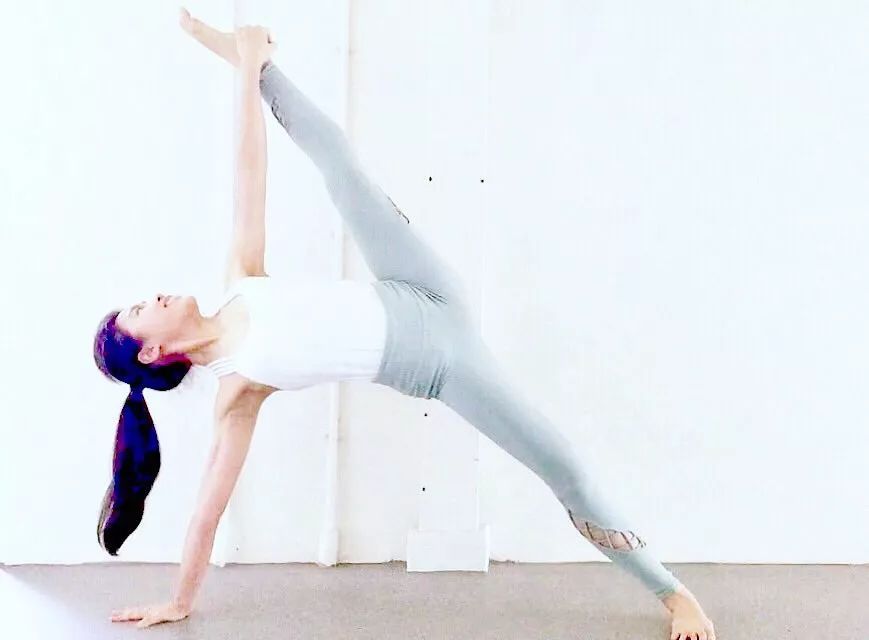 刚刚入门的瑜伽怎么做,初步瑜伽简单的