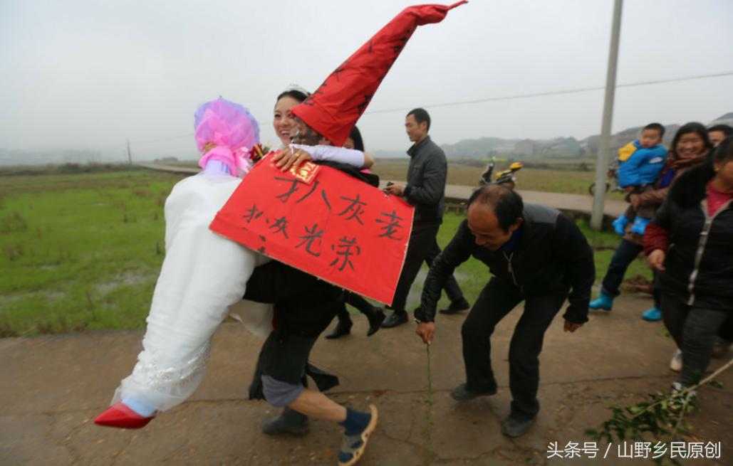 农村婚礼扒灰，公公和儿媳妇脸红尴尬