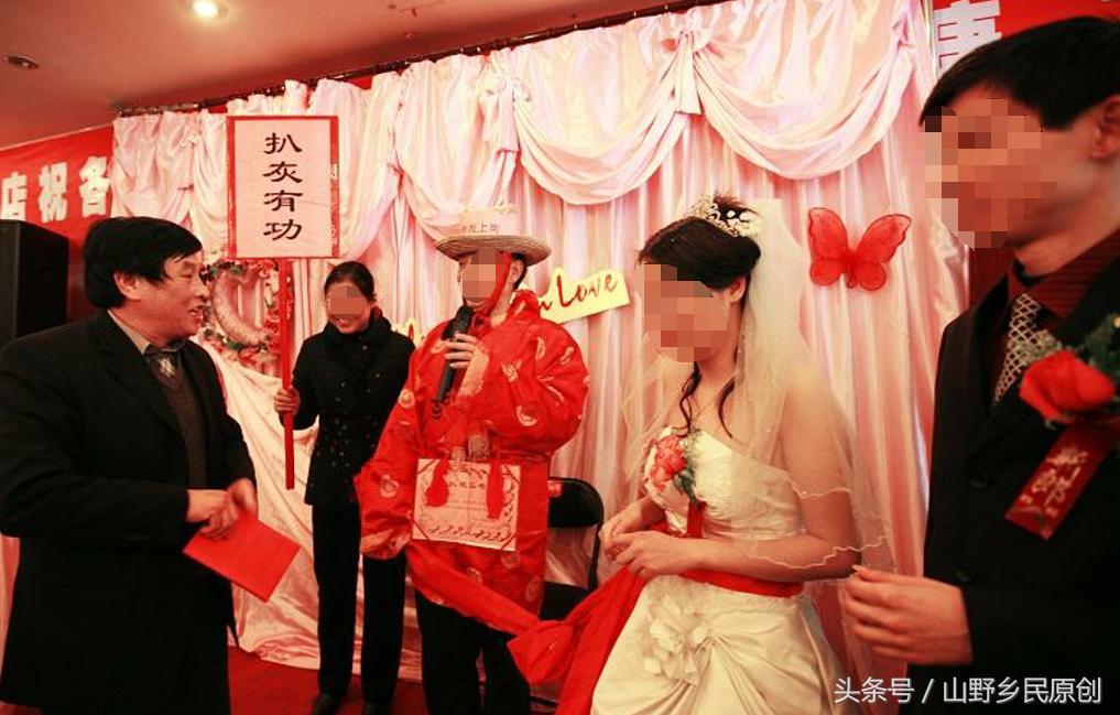 农村婚礼扒灰，公公和儿媳妇脸红尴尬