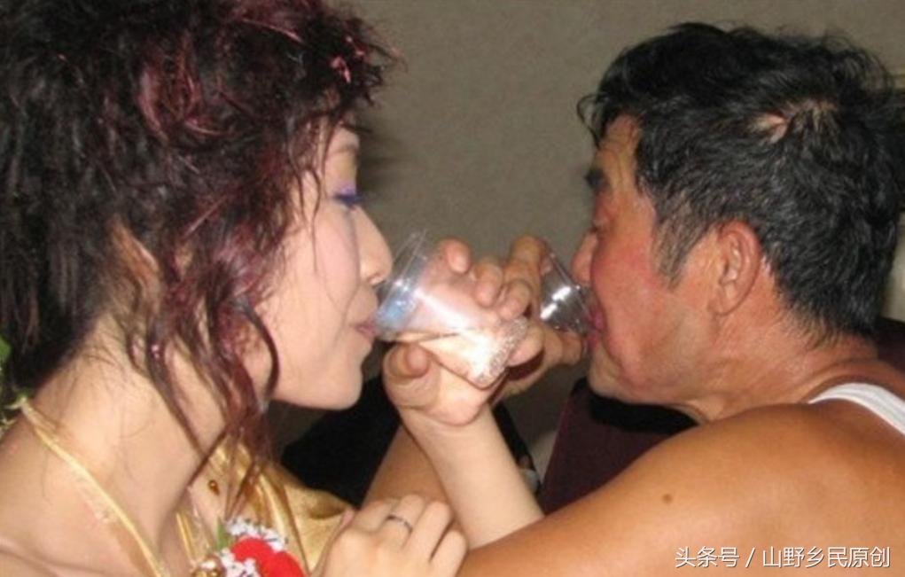 农村婚礼扒灰，公公和儿媳妇脸红尴尬