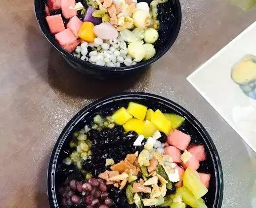 听说这是一家帅哥开了10+年的烧仙草老店