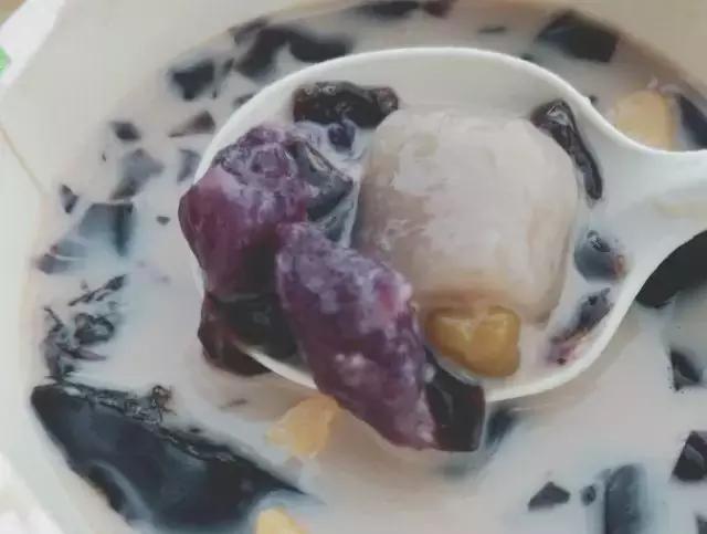 听说这是一家帅哥开了10+年的烧仙草老店