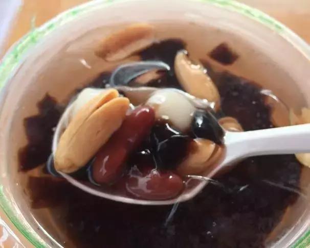 听说这是一家帅哥开了10+年的烧仙草老店