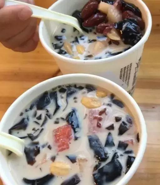 听说这是一家帅哥开了10+年的烧仙草老店