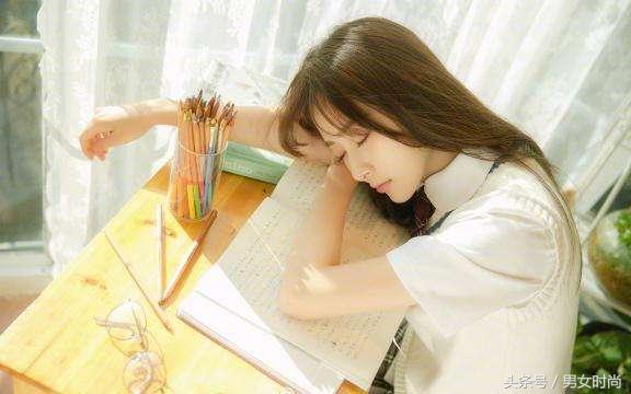 上课摸同桌大腿：学生时代那些暧昧有趣的事