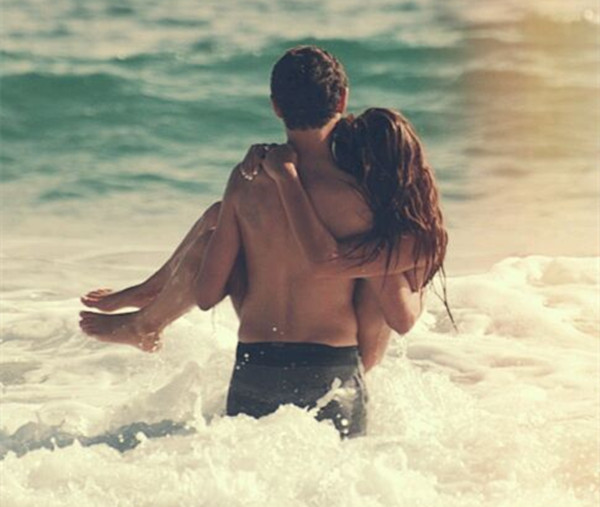 她在做奶奶的年纪依旧享受18岁的欢愉，她说这是一种疯狂的幸福