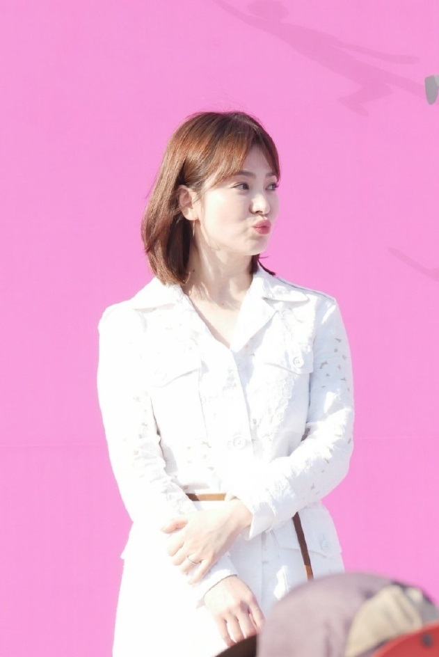 宋慧乔太阳的后裔柳时镇救姜暮烟,宋慧乔离婚后首现身一袭白裙