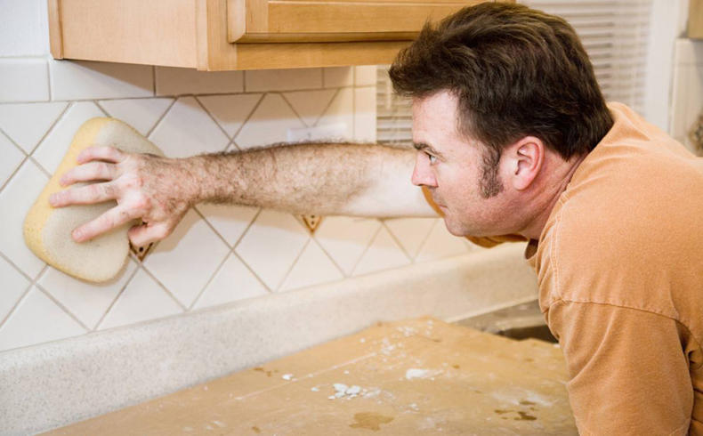 卫生间瓷砖上有黑点怎么去除,烧焊掉在瓷砖上的黑点怎么去掉