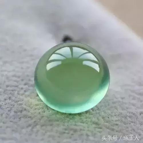 旅游景区买到假翡翠,女子花8万买翡翠经鉴定全是假货