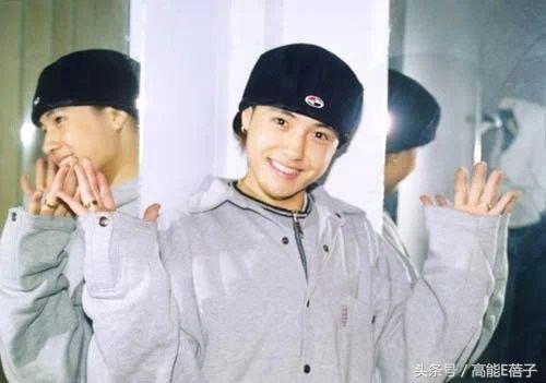 “海豚音王子”维塔斯因打乌鸦被拘留，网友却把注意力放到他脸上