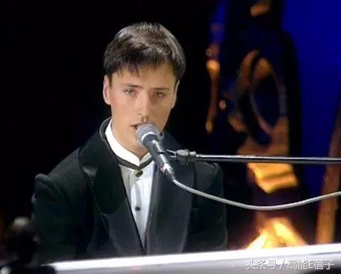 “海豚音王子”维塔斯因打乌鸦被拘留，网友却把注意力放到他脸上