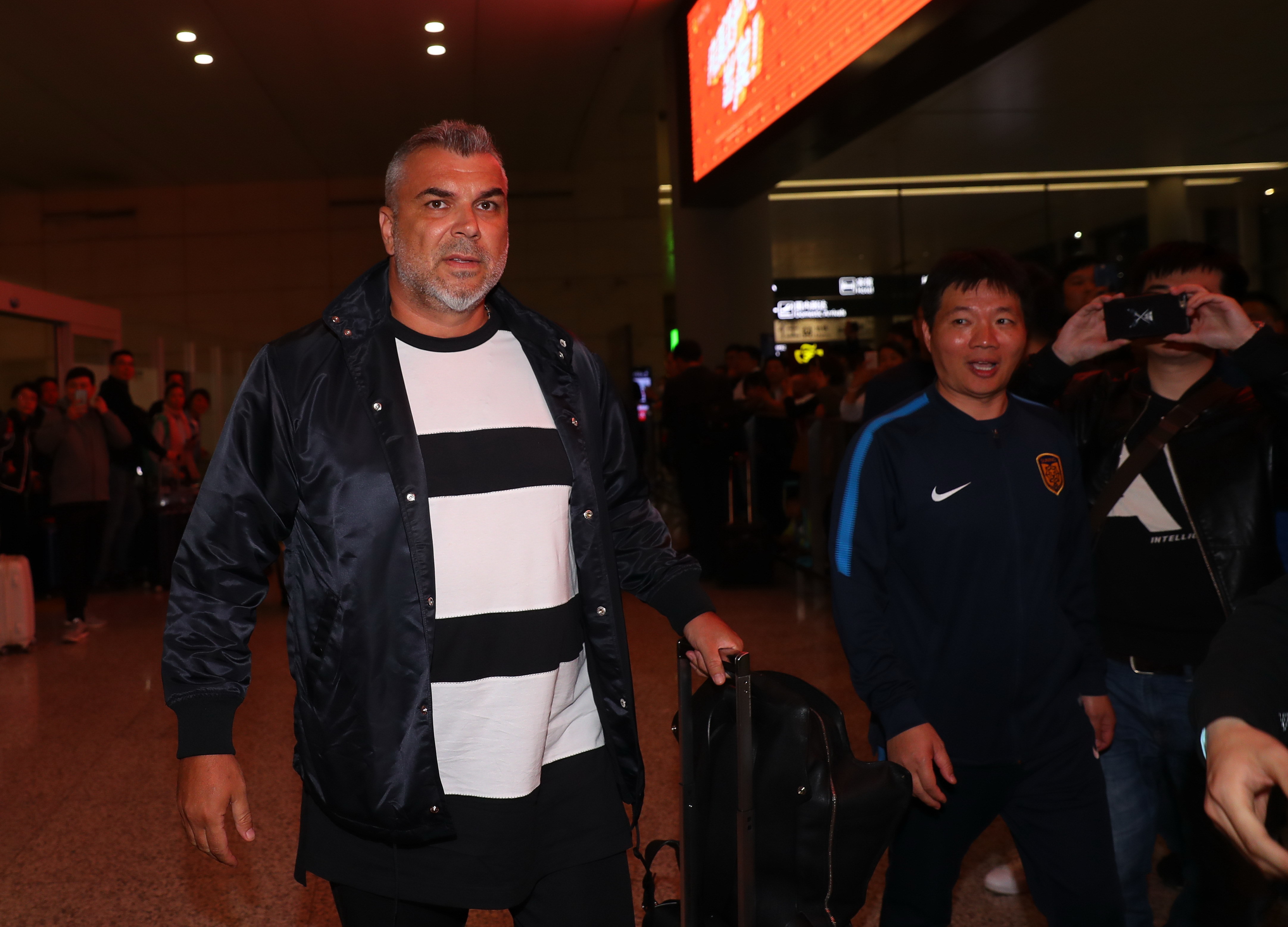 苏宁队主教练奥拉罗尤去哪里了,江苏苏宁奥拉罗尤第一场比赛