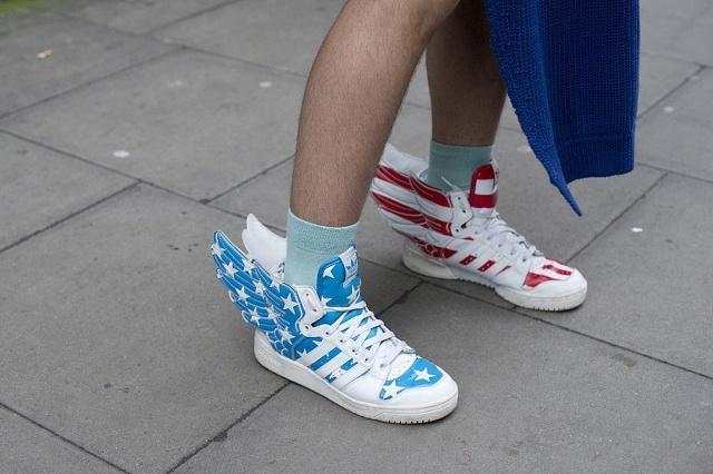 宝妈给儿子买衣服,儿子想要买耐克