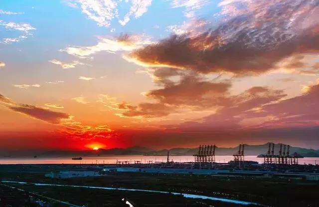 这吃货最爱的皇冠级港城，不仅美色倾城，更有万人蓝海沙滩在等你！