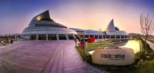 这吃货最爱的皇冠级港城，不仅美色倾城，更有万人蓝海沙滩在等你！