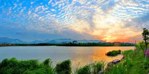 这吃货最爱的皇冠级港城，不仅美色倾城，更有万人蓝海沙滩在等你！